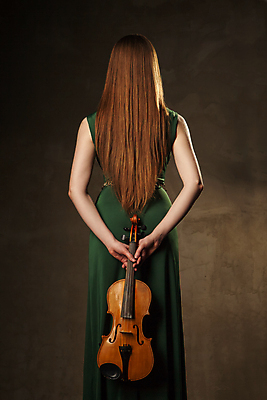 포토 JPG 해외이미지 백인 직업 학생 손 여자 줄 음악 백그라운드 학교 놀이 미술 한명 사람 성인 목재 검은색 어둠 콘서트 공연 연주자 음악가 기구 도구 클래식 바이올린 예술가 바이올리니스트 오케스트라 교향곡 구성 멜로디 뮤지컬 비올라 플레이어 해외포토 서양인 나무 1 교육 컬러 컨셉 재료 현악기 문화예술 이벤트 신체부위 악단 파일형식 찰현악기 이미지허브