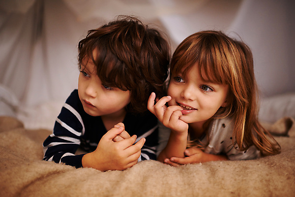 포토 JPG 해외이미지 응시 여자 남자 어린이 엎드리기 함께함 실내 남매 소년 상반신 두명 앞모습 친구 턱괴기 우정 즐거움 어린이만 해외포토 시선 감정 뷰포인트 컨셉 가족 관계 모션 사람 내부 파일형식 이미지허브