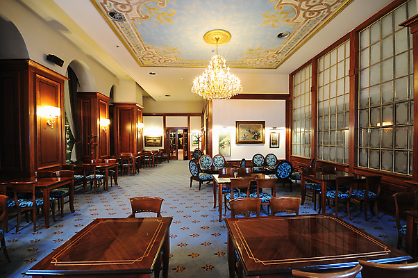 포토 JPG 해외이미지 의자 식탁 책장 선반 사람없음 목재 레스토랑 고급 복고 샹들리에 해외포토 나무 가구 컨셉 재료 탁자 조명 식당 파일형식 이미지허브