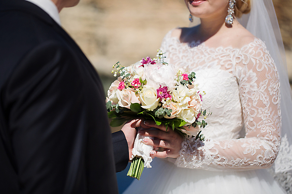 포토 JPG 해외이미지 주간 커플 여자 남자 부케 결혼 들기 상반신 성인 야외 두명 옆모습 뒷모습 아웃포커스 신랑신부 성인만 해외포토 자연요소 신부_웨딩 뷰포인트 꽃다발 신랑 관계 모션 촬영기법 사람 이벤트 파일형식 이미지허브