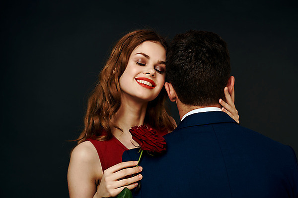 포토 JPG 해외이미지 백인 커플 여자 남자 포옹 들기 상반신 성인 두명 장미 낭만 우아함 성인만 해외포토 서양인 꽃 컨셉 관계 안기 모션 사람 파일형식 이미지허브