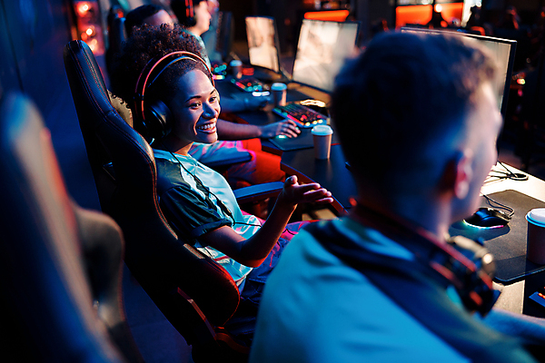 포토 JPG 해외이미지 여자 남자 여러명 상반신 성인 취미 옆모습 모니터 헤드셋 경쟁 게임 키보드 마우스 사이버 게이머 피씨방 성인만 해외포토 뷰포인트 음향기기 다수 컨셉 놀이 사람 컴퓨터 컴퓨터용품 헤드폰 파일형식 이미지허브