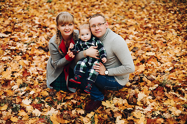 포토 JPG 해외이미지 주간 전신 응시 공원 여자 남자 행복 백그라운드 단풍 가족 안기 포옹 함께함 사랑 성인 야외 앞모습 옆모습 세명 아기 숲 무릎꿇기 가족사진 스타일 해외포토 자연요소 시선 공공시설 감정 뷰포인트 컨셉 잎 관계 모션 사람 파일형식 단체사진 이미지허브