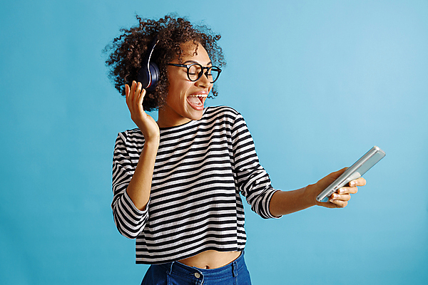 포토 JPG 해외이미지 여자 실내 한명 웃음 들기 상반신 성인 앞모습 스마트폰 눈감음 헤드셋 즐거움 파란배경 성인여자한명만 안경낌 해외포토 1 감정 안경 뷰포인트 음향기기 백그라운드 모션 표정 사람 내부 파란색 핸드폰 스마트기기 헤드폰 여자한명만 성인여자만 파일형식 이미지허브