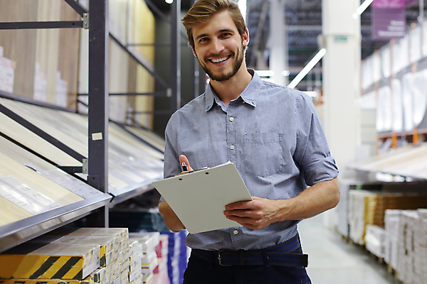 포토 JPG 해외이미지 서양인 남자 회사 한명 들기 상반신 성인 앞모습 펜 업무 비즈니스맨 평가 점검 물류창고 서류판 성인남자한명만 해외포토 외국인 1 뷰포인트 비즈니스 모션 사람 필기구 사무용품 작업 직장인 창고 남자한명만 성인남자만 파일형식 이미지허브