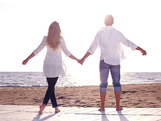 포토 JPG 해외이미지 주간 전신 부부 커플 여자 남자 함께함 서기 성인 해변 야외 두명 뒷모습 여름휴가 바캉스 손잡기 신혼여행 성인만 해외포토 자연요소 바다 뷰포인트 결혼 컨셉 관계 모션 휴가 사람 파일형식 여름_계절 이미지허브