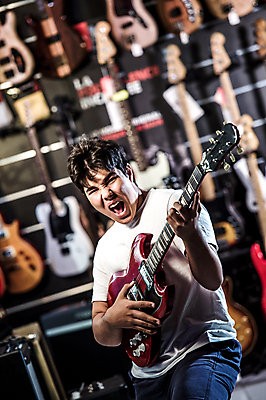 포토 JPG 해외이미지 백인 옷 남자 감정 얼굴 음악 벽 이동 노래 놀이 수염 창조 사람 인종 소년 성인 사람없음 금발 유행 소리 재킷 콘서트 음악가 꿈 방 가수 기타 청바지 가죽 예술가 팔 기타리스트 그런지 팝 해외포토 서양인 직업 헤어스타일 어린이 컨셉 바지 현악기 문화예술 신체부위 외투 공연 연주자 파일형식 이미지허브