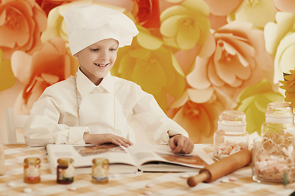 포토 JPG 해외이미지 남자 꽃 어린이 요리사모자 한명 소년 상반신 책 독서 주방 요리사 앞치마 식탁보 잼 즐거움 밀대 소년한명만 해외포토 식물 직업 모자_잡화 1 감정 주방용품 사람 소스_음식 남자한명만 소년만 파일형식 이미지허브