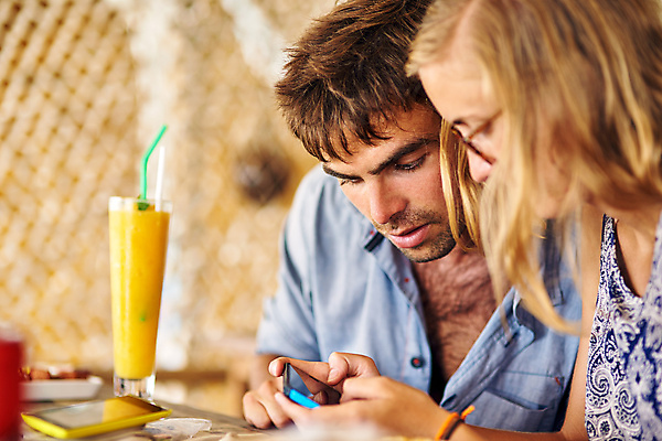 포토 JPG 해외이미지 라이프스타일 커플 응시 여자 남자 탁자 함께함 실내 들기 앉기 상반신 20대 성인 두명 옆모습 친구 스마트폰 카페 성인만 해외포토 시선 뷰포인트 가구 컨셉 관계 모션 사람 청년 내부 생활 핸드폰 스마트기기 상점 파일형식 이미지허브