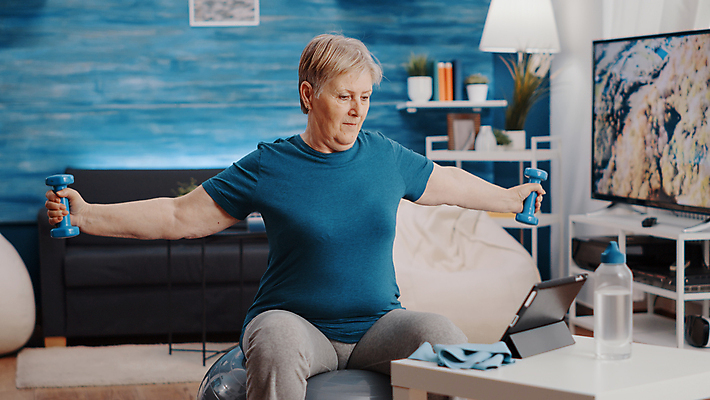 포토 JPG 해외이미지 라이프스타일 응시 여자 노년 건강 한명 들기 앉기 상반신 앞모습 태블릿 운동 아령 짐볼 노인여자한명만 해외포토 1 시선 뷰포인트 모션 사람 성인 생활 전자제품 스마트기기 여자한명만 노인여자만 파일형식 이미지허브