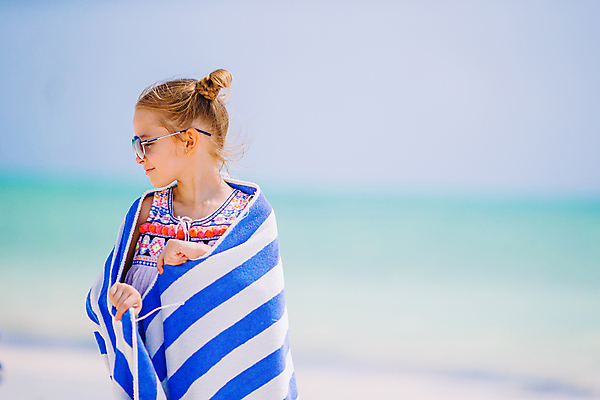 포토 JPG 해외이미지 주간 백인 라이프스타일 여자 수영복 어린이 바다 섬 여행 휴식 한명 상반신 야외 앞모습 여름휴가 바캉스 선글라스 잡기 담요 덮기 몰디브 소녀한명만 해외포토 자연요소 서양인 1 옷 아시아 안경 뷰포인트 컨셉 모션 휴가 사람 생활 여자한명만 소녀만 파일형식 여름_계절 이미지허브