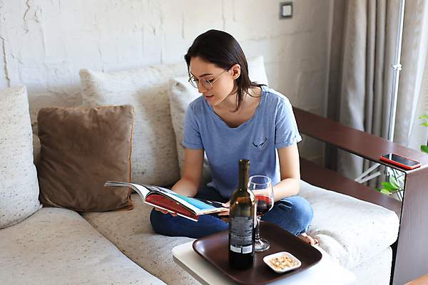 포토 JPG 해외이미지 전신 여자 여유 휴식 실내 한명 들기 앉기 성인 앞모습 책 독서 와인 성인여자한명만 안경낌 집콕 해외포토 1 감정 안경 뷰포인트 컨셉 모션 주류 사람 내부 신조어 여자한명만 성인여자만 파일형식 앳홈라이프 이미지허브