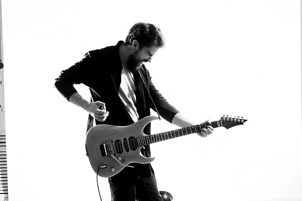 포토 JPG 해외이미지 남자 연주 흑백 한명 상반신 성인 옆모습 기타 찡그림 매기 기타리스트 로큰롤 락스타 성인남자한명만 해외포토 1 음악 뷰포인트 모션 현악기 촬영기법 표정 사람 연주자 남자한명만 성인남자만 파일형식 이미지허브