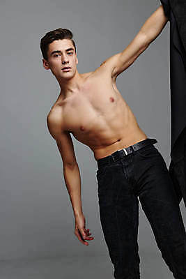 포토 JPG 해외이미지 백인 응시 남자 포즈 회색배경 실내 한명 상반신 성인 앞모습 잡기 근육질 성인남자한명만 바디프로필 해외포토 서양인 1 시선 뷰포인트 백그라운드 모션 근육 사람 내부 헬스 회색 몸매 남자한명만 성인남자만 파일형식 이미지허브