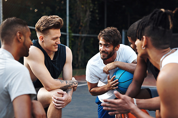 포토 JPG 해외이미지 주간 라이프스타일 응시 남자 행복 함께함 농구 농구공 여러명 상반신 20대 성인 야외 앞모습 옆모습 뒷모습 친구 우정 그룹 농구장 성인남자만 해외포토 자연요소 시선 감정 뷰포인트 다수 컨셉 공 스포츠시설 관계 사람 청년 생활 구기 남자만 성인만 파일형식 이미지허브