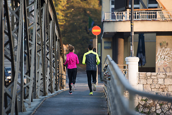 포토 JPG 해외이미지 전신 서양인 라이프스타일 커플 여자 남자 행복 아침 함께함 성인 야외 두명 뒷모습 달리기 조깅 마라톤 달리기선수 성인만 해외포토 주간 외국인 감정 뷰포인트 컨셉 관계 모션 사람 경기 생활 운동 육상스포츠 육상선수 파일형식 이미지허브