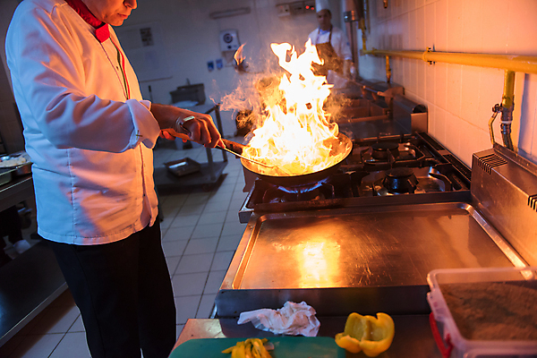 포토 JPG 해외이미지 남자 불 실내 요리 한명 들기 상반신 성인 옆모습 주방 요리사 프라이팬 굽기 성인남자한명만 해외포토 자연요소 직업 1 뷰포인트 모션 주방용품 사람 내부 구이 남자한명만 성인남자만 파일형식 이미지허브