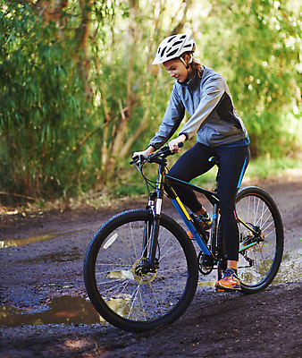 포토 JPG 해외이미지 주간 전신 응시 여자 행복 건강 한명 20대 성인 야외 옆모습 운동복 운동 자전거 잡기 승차 헬멧 사이클링 라이더 성인여자한명만 해외포토 자연요소 1 시선 옷 감정 뷰포인트 모션 사람 청년 바이크 보호장비 육상스포츠 여자한명만 성인여자만 파일형식 이미지허브