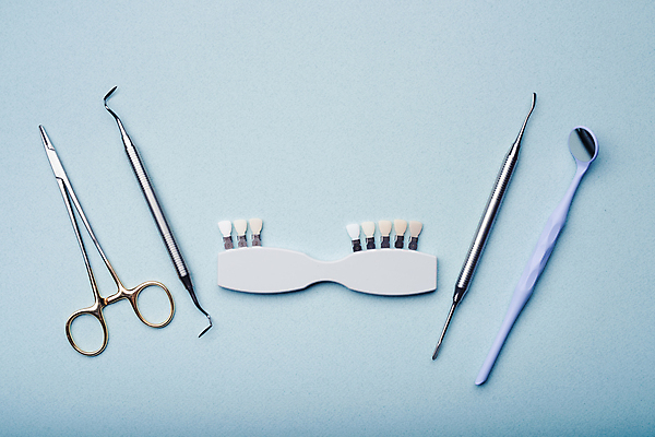 포토 JPG 해외이미지 의료기기 실내 사람없음 의료용품 오브젝트 치과용품 파란배경 의료용가위 구강거울 해외포토 백그라운드 의학 가위_도구 내부 파란색 파일형식 이미지허브