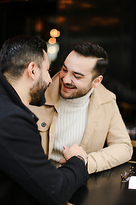 포토 JPG 해외이미지 백인 모델 라이프스타일 커플 남자 행복 유럽 포즈 2 관계 포옹 탁자 성공 휴식 수염 거리 말하기 대화 사랑 사람 앉기 정장 성인 야외 두명 유행 코트 우아함 닫기 동성애자 스타일 성소수자 해외포토 서양인 옷 감정 나라 가구 컨셉 안기 모션 생활 외투 파일형식 이미지허브