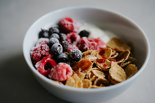 포토 JPG 해외이미지 식물 그릇 접시 열매 음식 다이어트 과일 탁자 디저트 건강 사람없음 빨간색 수건 숟가락 냉동 얼음 회색 우유 추위 흰색 사발 달콤 아침식사 숲 시리얼 유기농 산딸기 시럽 요거트 내추럴 건포도 오트밀 채식주의자 비건 그래놀라 맛있는 해외포토 자연요소 식기 웰빙 컬러 가구 포도 유제품 수저 위생용품 식사 사기그릇 맛 채식 건과일 파일형식 귀리 이미지허브