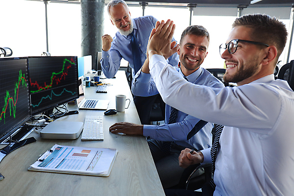 포토 JPG 해외이미지 서양인 남자 회사 응원 서기 앉기 정장 상반신 성인 앞모습 옆모습 세명 모니터 주먹 업무 비즈니스맨 주식 문서 하이파이브 주가상승 성인남자만 해외포토 외국인 옷 뷰포인트 비즈니스 모션 사람 손짓 금융 컴퓨터 작업 직장인 상승 남자만 성인만 파일형식 이미지허브