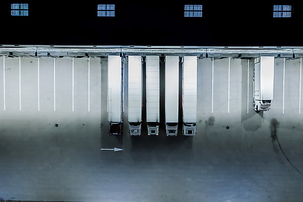 포토 JPG 해외이미지 산업 비즈니스 공장 교통시설 자동차 안테나 사람없음 건물 문 화물 센터 상품 야간 큼 창고 상업 수납 짐차 트레일러 물류 드론 분배 수입 해외포토 자연요소 건축물 육상교통 교통 통신 공업 운송업 크기 시설 파일형식 이미지허브