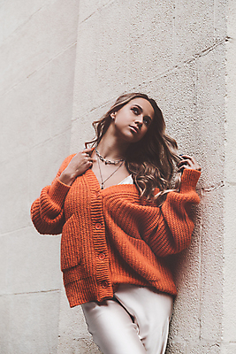 포토 JPG 해외이미지 모델 라이프스타일 드레스 여자 행복 감정 오렌지 바람 친절 거리 한명 사람 성인 야외 컬러풀 금발 뷰티 유행 기쁨 도시 시원함 유혹 보석 스웨터 스타일 해외포토 자연요소 1 헤어스타일 옷 컬러 컨셉 상의 과일 날씨 생활 광석 파일형식 이미지허브