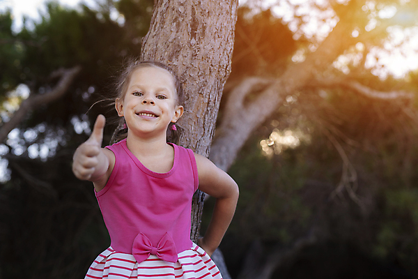 포토 JPG 해외이미지 나무 백인 1 손 여자 행복 얼굴 어린이 손가락 학교 놀이 성공 아이디어 한명 야외 믿음 유치원 기쁨 게임 흰색 최고 자신감 정상 심볼 사인 쇼 추천 팔 승인 천진난만 해외포토 서양인 식물 교육 감정 컬러 컨셉 사람 신체부위 파일형식 이미지허브