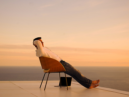 포토 JPG 해외이미지 전신 남자 의자 비즈니스 하늘 휴식 한명 앉기 성인 야외 옆모습 노트북 노을 자유 옥상 성인남자한명만 해외포토 자연요소 1 뷰포인트 가구 컨셉 모션 사람 전자제품 남자한명만 성인남자만 파일형식 이미지허브
