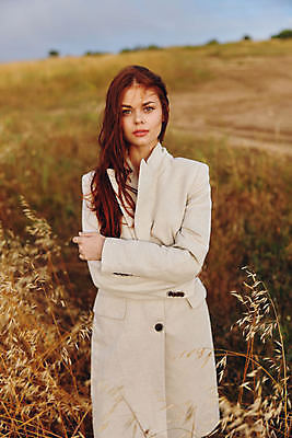 포토 JPG 해외이미지 주간 여자 밭 자연 하늘 한명 상반신 성인 야외 앞모습 코트 내추럴 성인여자한명만 해외포토 자연요소 1 뷰포인트 농업 사람 외투 생태계 여자한명만 성인여자만 파일형식 이미지허브