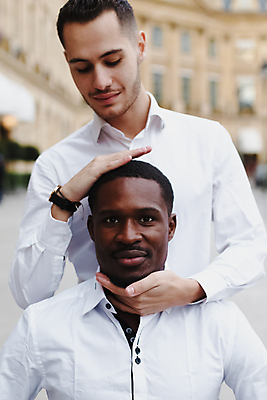 포토 JPG 해외이미지 백인 모델 라이프스타일 커플 옷 남자 행복 유럽 포즈 백그라운드 셔츠 2 관계 포옹 거리 사랑 사람 성인 야외 두명 유행 검은색 회색 도시 클래식 우아함 닫기 동성애자 스타일 성소수자 해외포토 서양인 감정 나라 컬러 컨셉 상의 안기 모션 생활 파일형식 이미지허브