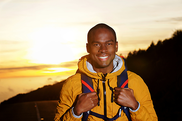 포토 JPG 해외이미지 1 라이프스타일 응시 남자 행복 도로 얼굴 여행 백그라운드 가방 배낭 자연 한명 미소 사람 성인 야외 빛 햇빛 우주 일출 검은색 일몰 산책 재킷 하이킹 자유 표현 체험 하이커 해외포토 시선 잡화 감정 길 컬러 컨셉 교통시설 레저 휴식 표정 생활 신체부위 태양 노을 외투 생태계 파일형식 이미지허브