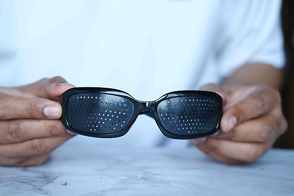 포토 JPG 해외이미지 디자인 응시 안경 유리 프레임 사람없음 운동 약 유행 구멍 플라스틱 오브젝트 시력 비전 시각장애인 스타일 해외포토 시선 잡화 의학 재질 건강 장애인 파일형식 이미지허브