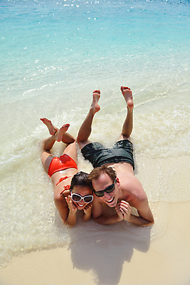 포토 JPG 해외이미지 주간 부부 커플 여자 남자 수영복 엎드리기 휴식 함께함 성인 해변 야외 두명 앞모습 여름휴가 바캉스 선글라스 신혼여행 올려보기 성인만 해외포토 자연요소 옷 안경 바다 뷰포인트 결혼 컨셉 관계 모션 휴가 사람 파일형식 여름_계절 이미지허브