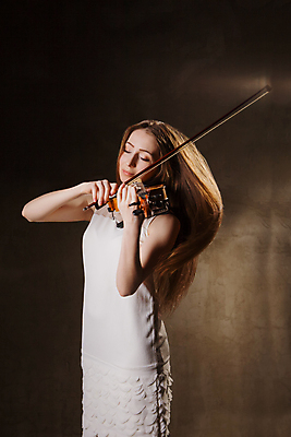 포토 JPG 해외이미지 백인 직업 학생 손 여자 줄 음악 백그라운드 학교 놀이 미술 한명 사람 성인 목재 검은색 어둠 콘서트 공연 연주자 음악가 기구 도구 클래식 바이올린 예술가 바이올리니스트 오케스트라 교향곡 구성 멜로디 뮤지컬 비올라 플레이어 해외포토 서양인 나무 1 교육 컬러 컨셉 재료 현악기 문화예술 이벤트 신체부위 악단 파일형식 찰현악기 이미지허브
