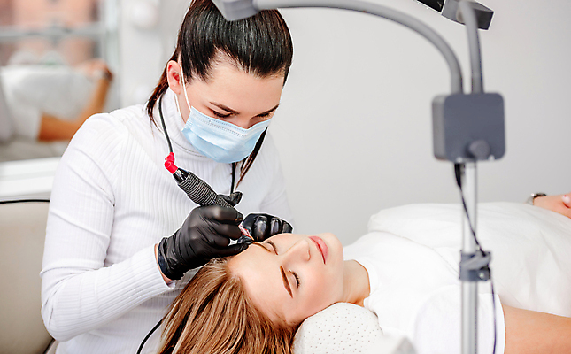 포토 JPG 해외이미지 여자 실내 마스크 들기 상반신 성인 두명 옆모습 눕기 눈감음 잡기 작업 그리기 눈썹 집중 시술 눈썹문신 성인여자만 해외포토 얼굴 뷰포인트 컨셉 모션 사람 내부 문신 여자만 성인만 파일형식 이미지허브