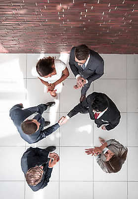 포토 JPG 해외이미지 전신 여자 남자 비즈니스 협력 악수 실내 협상 서기 여러명 성인 하이앵글 비즈니스맨 비즈니스우먼 박수 성인만 해외포토 뷰포인트 다수 모션 사람 손짓 내부 직장인 파일형식 이미지허브