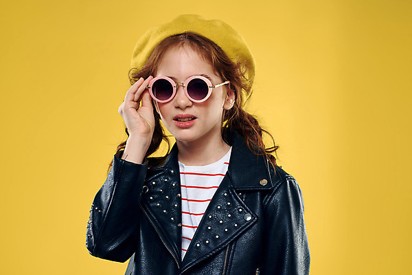 포토 JPG 해외이미지 서양인 어린이 실내 한명 상반신 앞모습 선글라스 노란색 잡기 가죽자켓 노란배경 소녀한명만 해외포토 외국인 1 안경 뷰포인트 컬러 백그라운드 모션 사람 내부 재킷 여자한명만 소녀만 파일형식 이미지허브