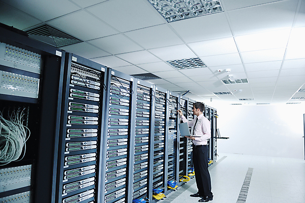 포토 JPG 해외이미지 전신 남자 실내 관리 한명 들기 성인 옆모습 노트북 자료 가리킴 비즈니스맨 센터 시스템 서버 서버실 성인남자한명만 해외포토 1 뷰포인트 비즈니스 모션 사람 손짓 내부 전자제품 직장인 남자한명만 성인남자만 파일형식 이미지허브