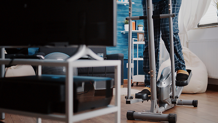 포토 JPG 해외이미지 노년 남자 건강 한명 서기 운동 운동기구 방 하반신 승차 소프트포커스 스탭퍼 노인남자한명만 해외포토 1 모션 촬영기법 사람 성인 헬스 남자한명만 노인남자만 파일형식 이미지허브