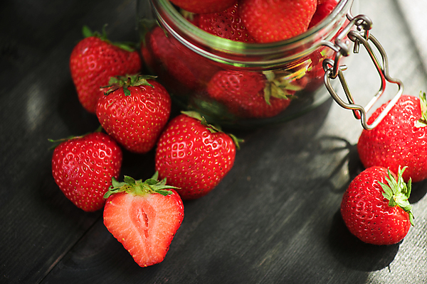 포토 JPG 해외이미지 딸기 검은배경 유리병 사람없음 담기 해외포토 백그라운드 과일 모션 병_용기 검은색 파일형식 이미지허브
