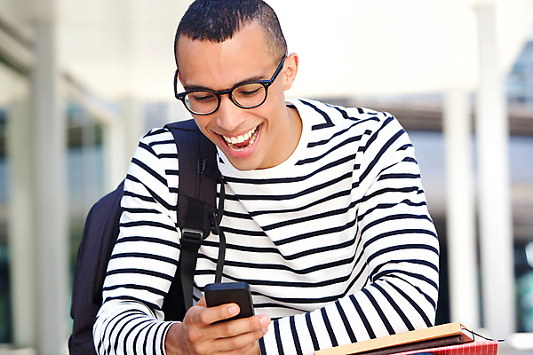 포토 JPG 해외이미지 모델 1 학생 라이프스타일 손 응시 남자 행복 안경 얼굴 백그라운드 가방 배낭 텍스트 모바일 한명 미소 웃음 사람 앉기 성인 야외 책 스마트폰 우주 표현 잡기 메시지 시원함 전화기 스마트 대학교 북쪽 스타일 해외포토 시선 잡화 감정 컨셉 학교 모션 표정 생활 신체부위 핸드폰 스마트기기 방향 파일형식 이미지허브