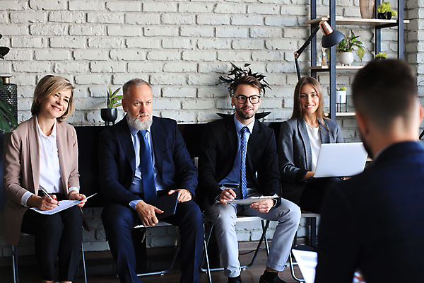 포토 JPG 해외이미지 전신 서양인 여자 남자 회사 들기 앉기 정장 여러명 상반신 성인 앞모습 뒷모습 노트북 기록 비즈니스맨 비즈니스우먼 면접 문서 구인구직 성인만 해외포토 외국인 옷 뷰포인트 다수 비즈니스 모션 사람 전자제품 구직 직장인 구인 파일형식 이미지허브