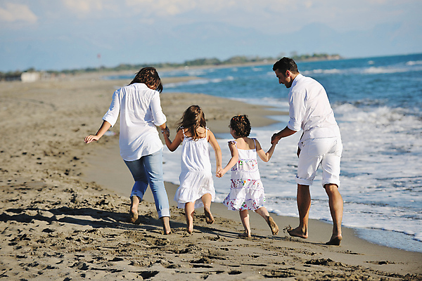 포토 JPG 해외이미지 주간 전신 백인 라이프스타일 남자 딸 행복 어린이 바다 여행 가족 엄마 휴가 함께함 사랑 사람 여러명 성인 해변 야외 뒷모습 걷기 손잡기 기쁨 아빠 해외포토 자연요소 서양인 감정 뷰포인트 다수 컨셉 관계 모션 생활 파일형식 이미지허브
