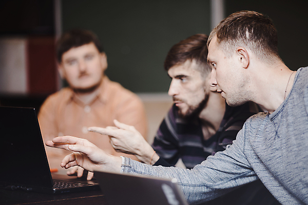 포토 JPG 해외이미지 직업 라이프스타일 교육 인터넷 비즈니스 사업가 교실 성공 사람 가로 세명 노트북 스터디 컴퓨터 놀람 정보 표현 작업 네트워크 작업실 연결 스마트 흥분 개발 소셜 지능 견습생 해외포토 감정 컨셉 학교 표정 생활 전자제품 학습 파일형식 이미지허브