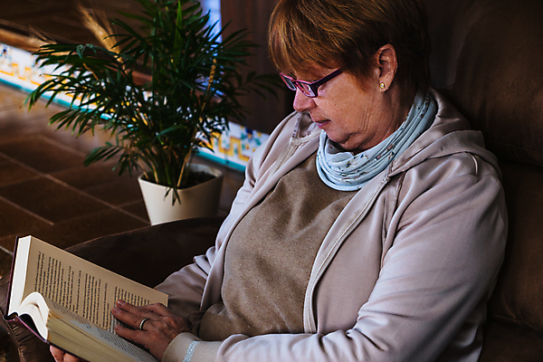 포토 JPG 해외이미지 식물 백인 라이프스타일 손 응시 여자 노년 할머니 거실 휴식 주택 실내 건강 한명 미소 사람 앉기 성인 취미 내부 책 캐주얼 소파 독서 흰색 은퇴 읽기 긍정 문학 페이지 내추럴 옛날 지능 해외포토 서양인 1 시선 옷 컬러 컨셉 의자 모션 표정 건물 생활 신체부위 파일형식 이미지허브