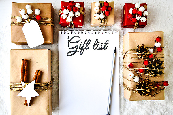 포토 JPG 해외이미지 손글씨 크리스마스 크리스마스용품 실내 크리스마스선물 사람없음 선물상자 연필 흰배경 스프링노트 리스트 목록 카피스페이스 해외포토 기념일 백그라운드 학용품 선물 내부 상자 필기구 공책 공백 흰색 용품 파일형식 이미지허브