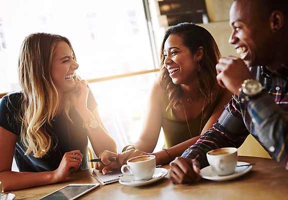 포토 JPG 해외이미지 라이프스타일 응시 여자 남자 행복 커피 실내 앉기 상반신 20대 성인 앞모습 옆모습 세명 친구 우정 카페 소프트포커스 커피잔 성인만 해외포토 시선 감정 음료 뷰포인트 관계 모션 잔 촬영기법 사람 청년 내부 생활 상점 파일형식 이미지허브