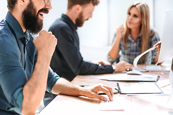 포토 JPG 해외이미지 직업 남자 안경 인터넷 비즈니스 사업가 통신 창문 협력 노동자 직장 함께함 실내 사람 앉기 세명 컴퓨터 사무실 스크린 모니터 타이핑 업무 작업 비즈니스맨 그룹 계획 연결 디자이너 집중 책상 동료 경영자 바쁨 전자 온라인 경영 해외포토 잡화 가구 컨셉 회사 관계 모션 내부 전자제품 직장인 리더 파일형식 이미지허브